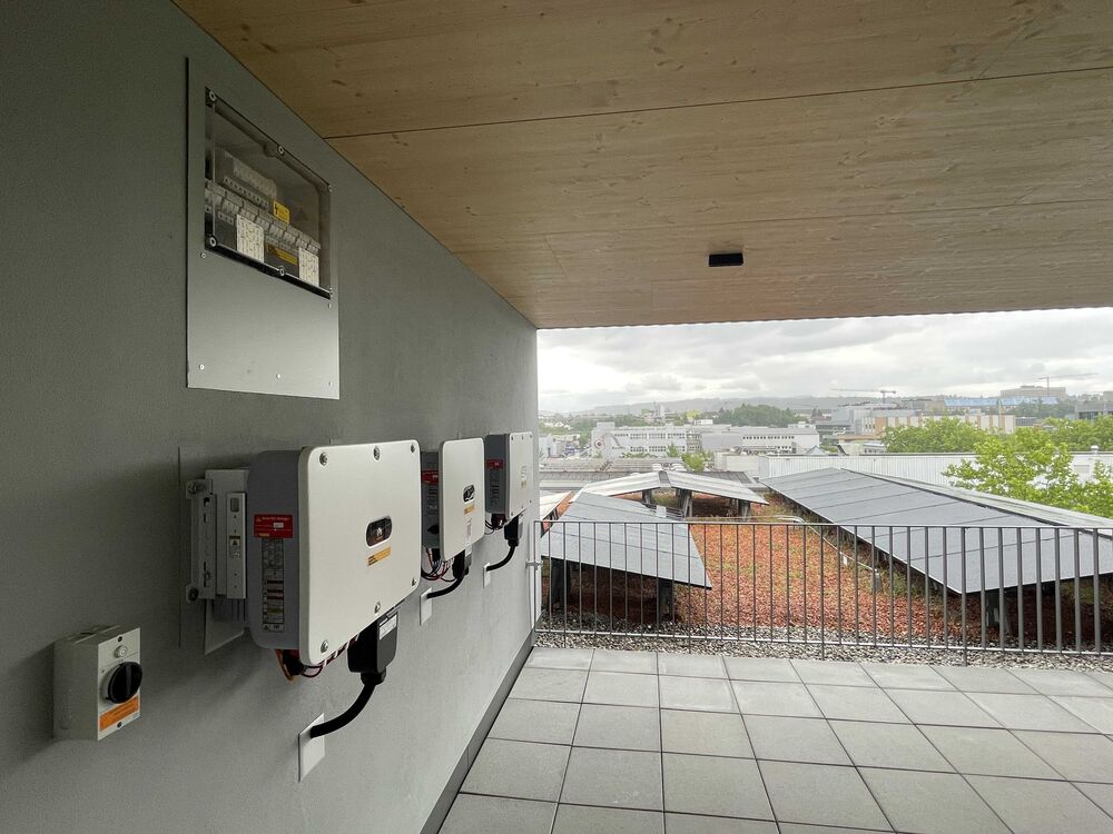 PV-Anlage auf dem Flachdach des Firmengebäudes.